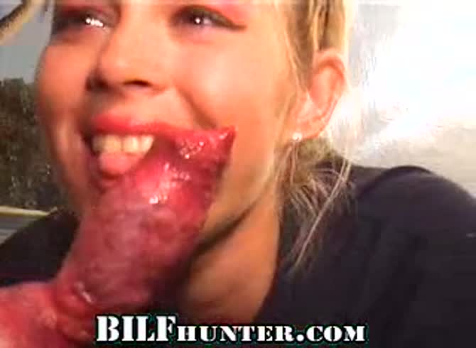 Video :BILF Hunter blonde giving blowjob to a dog