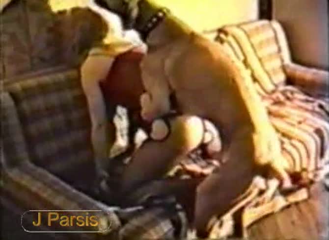 Video: Onlyzoo -Hot dog sex on the couch with beastiality lover