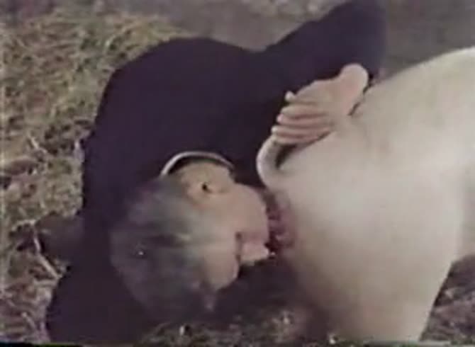 Video :Sexy girl enjoying dog oral sex before animal sex